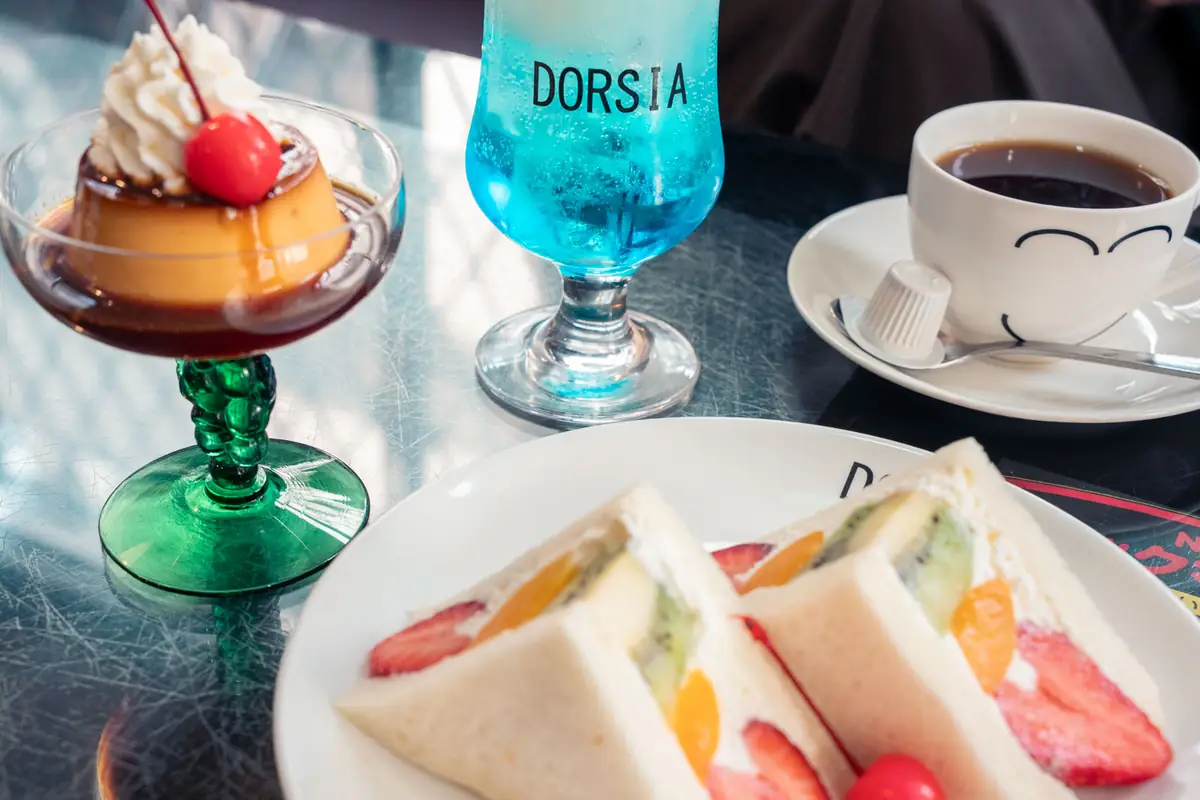 麻雀卓のテーブルが印象的。三宮「DORSIA」は空気ごと記憶に残るカフェ