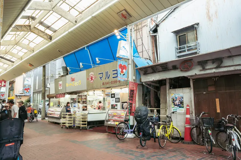 本町筋商店街の精肉店「マルヨ」前。店頭にもBMSGのポスター