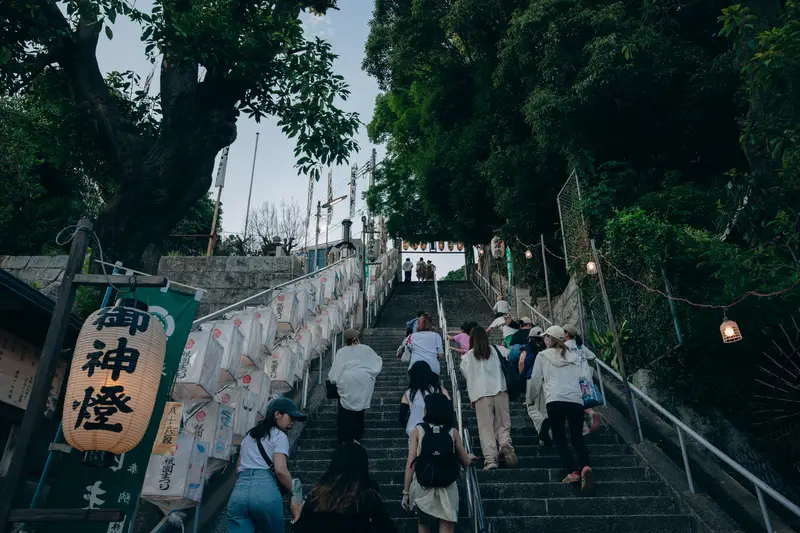 平野の祇園まつりに行ってきた。坂の参道を埋める露店と、境内に響く神楽の音
