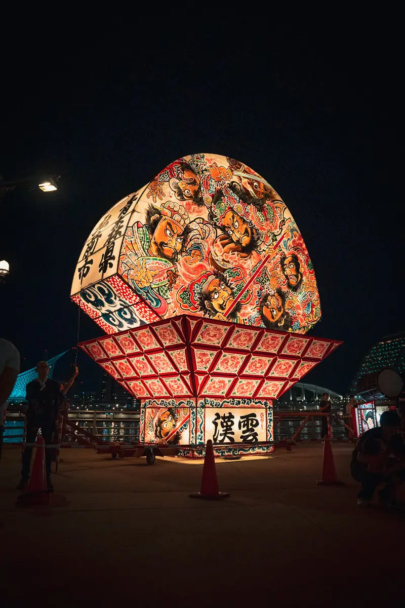 点灯した扇ねぷたとハーバーランドの夜景