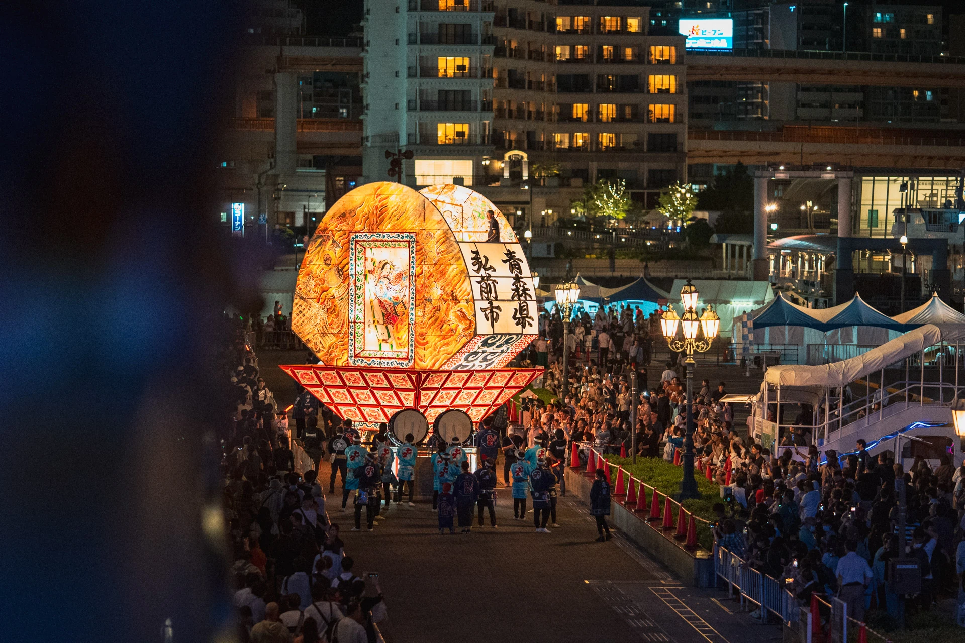 青森の巨大ねぷたが神戸ハーバーランドに｜ポートタワーの夜景と並ぶ「弘前ねぷた in 神戸」を見てきた【5/31まで】