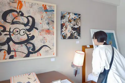 ホテルの客室がギャラリーに。「KOBE ART MARCHÉ 2026」5月23・24日開催