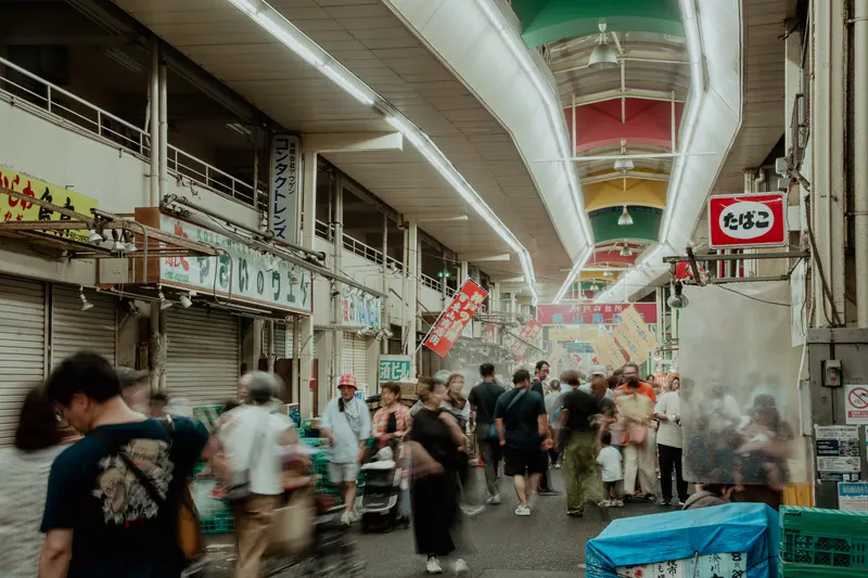 湊川夜市で人が行き交う東山商店街のアーケード