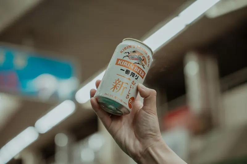 湊川夜市のアーケードで掲げた冷えた缶ビール