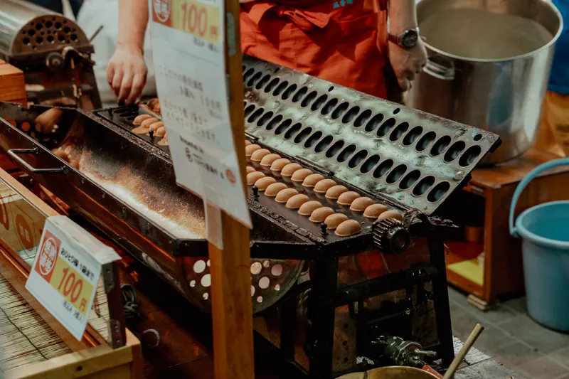 専用の焼き機に並ぶ加島の玉子焼