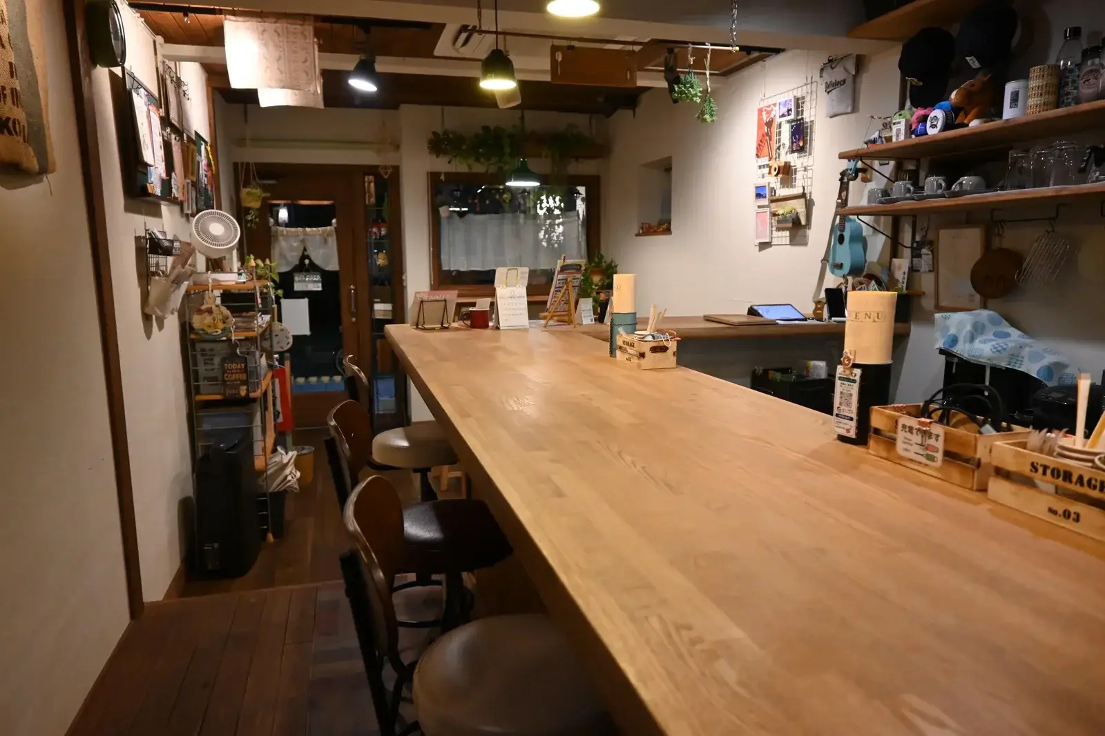 SIDE B: 90 Phone-Free Minutes at an Osaka Café