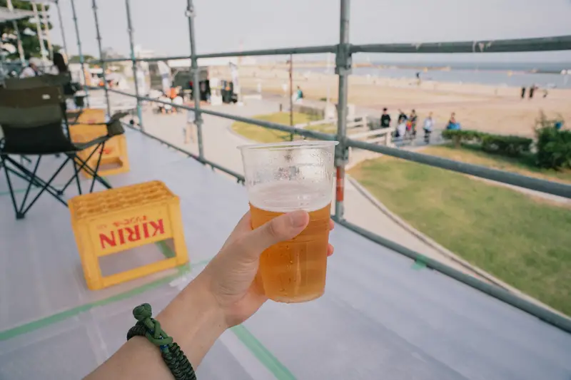 かっ祭の2階席から。手すりの向こうは須磨の砂浜