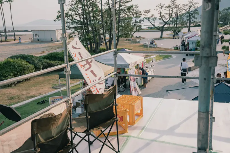 かっ祭の2階席から見下ろした遊歩道と出店のテント