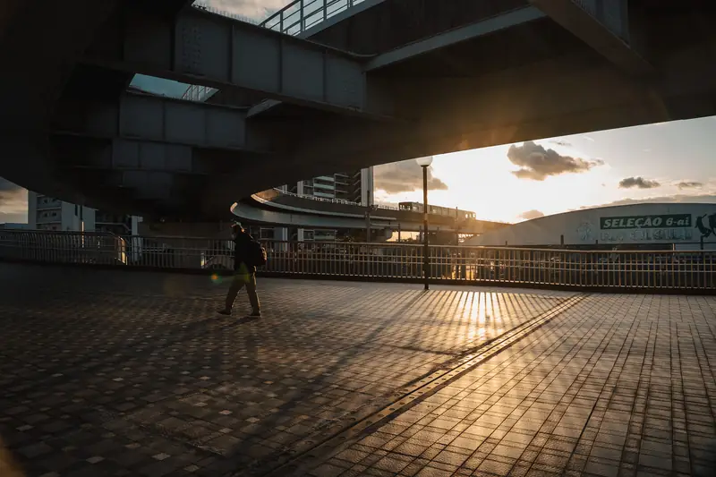 高架下の夕暮れ