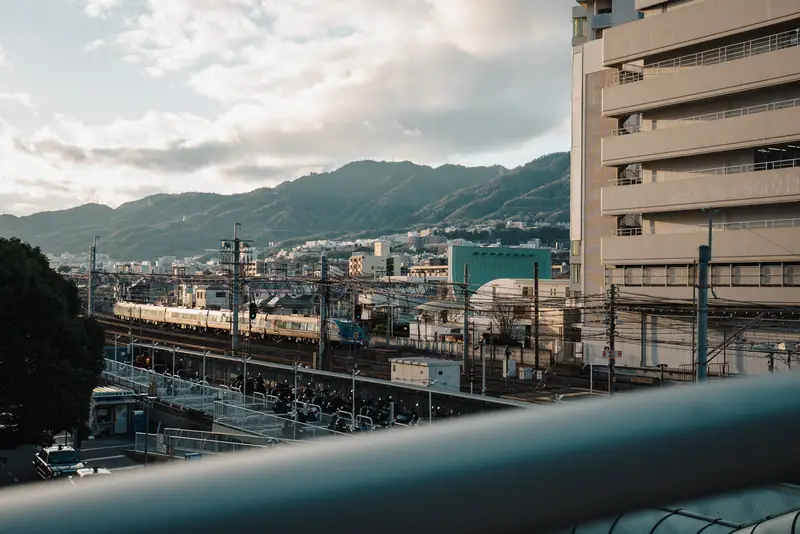 六甲の山なみと電車