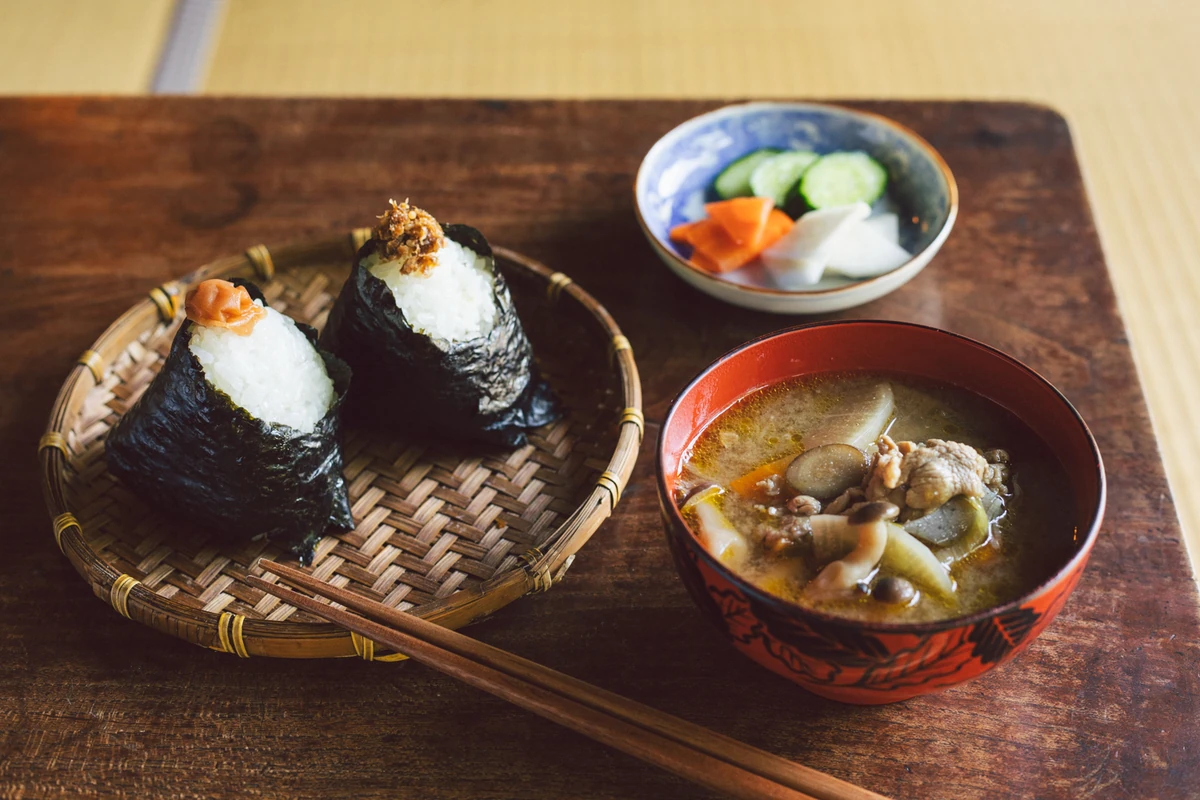 明石・魚の棚商店街に「おむすび食堂」が5月1日オープン。シニアが握る定食、ランチ800円から