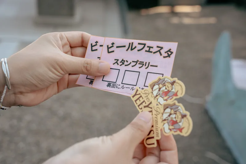 もらったスタンプラリーカードとヱビスのステッカー。3店舗分のスタンプで抽選に参加できる