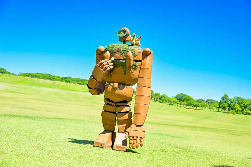芝生広場に立つジブリ作品のロボット兵のオブジェ