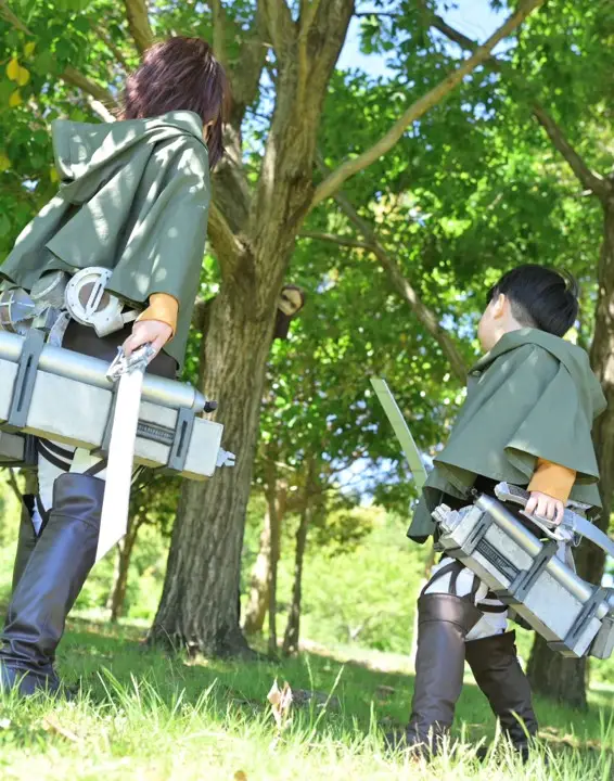 調査兵団の衣装で園内を歩く親子のコスプレイヤー