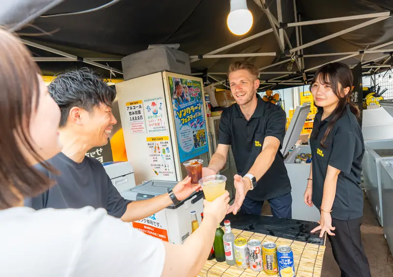 スタッフからドリンクを受け取る様子