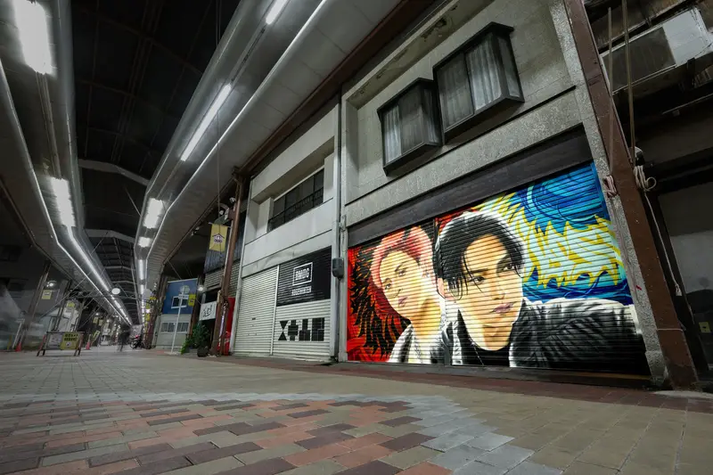 シャッターアートのイメージ。閉まったシャッターにアーティストの肖像が描かれる(画像:PR TIMES)