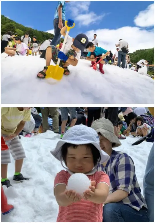 夏の青空の下、雪の広場で遊ぶ子どもたち
