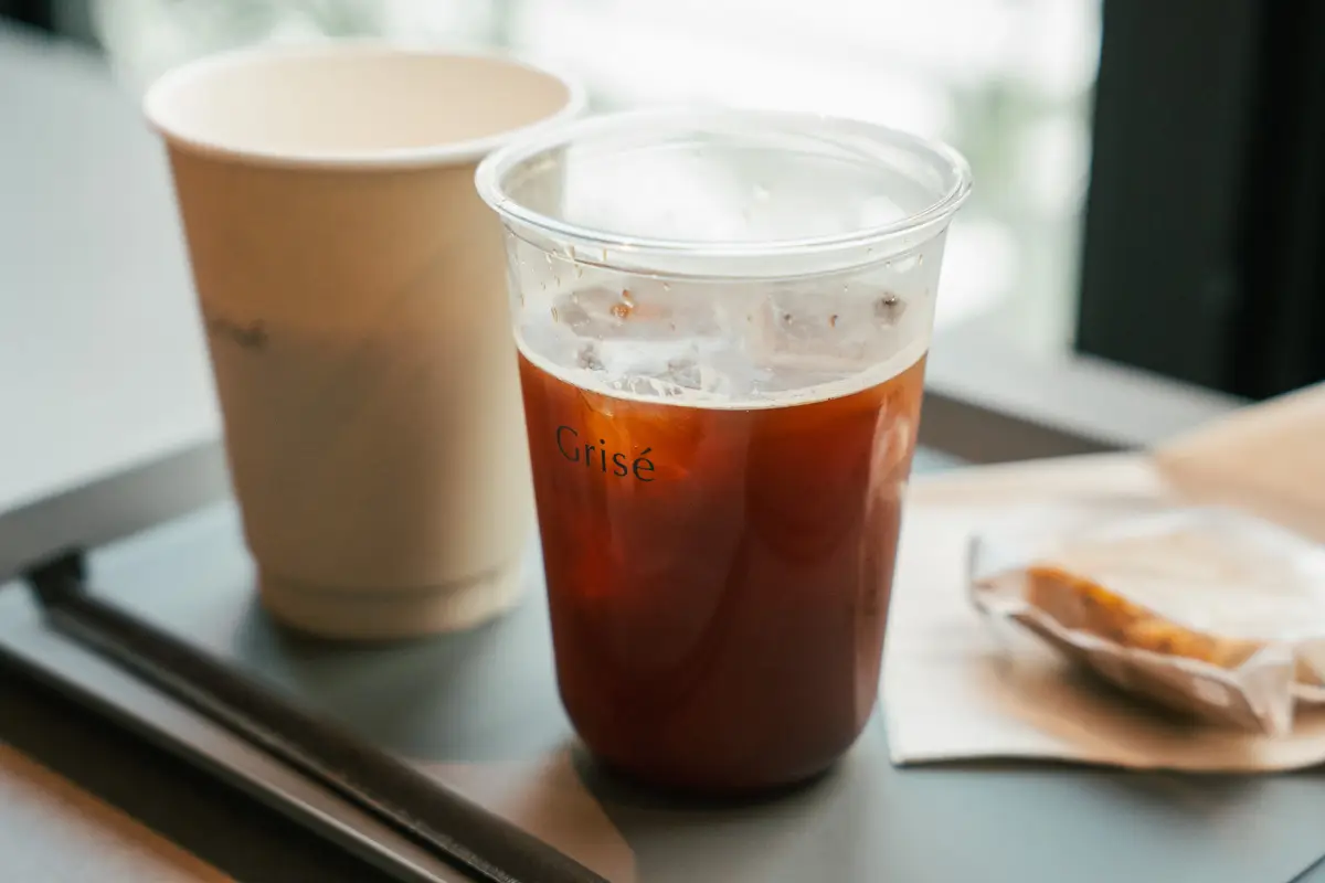 元町・鯉川筋に「Cafe Grisé（グリゼ）」オープン — グレー基調のセルフスタイルカフェ