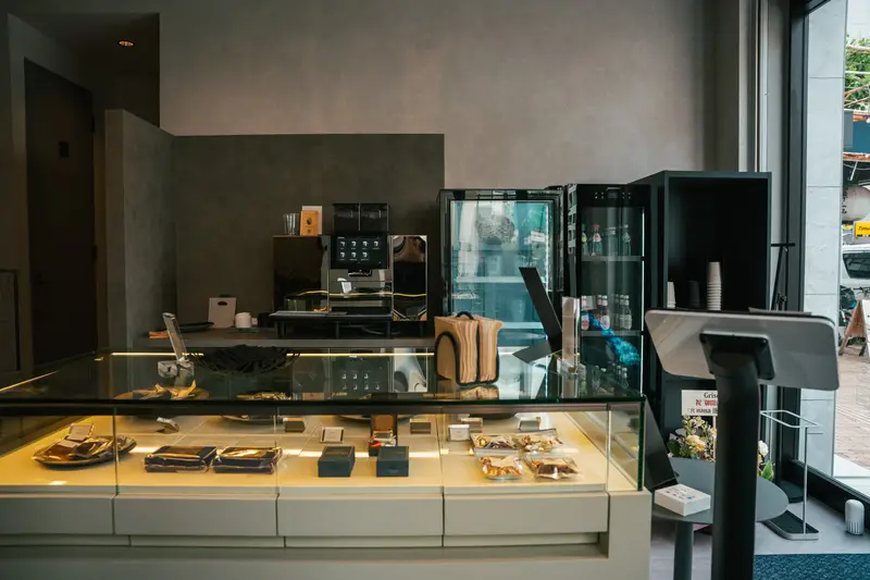 Cafe Grisé の店内カウンターとショーケース