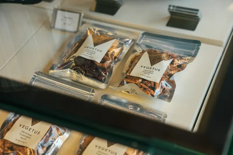 ショーケースに並ぶ商品