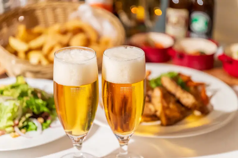 ビールのグラスと料理