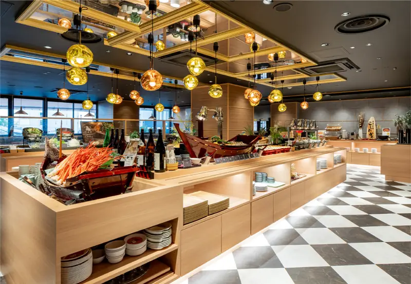 ライブキッチンと船形の盛り付け台が並ぶThe HARBOR Buffet Diningの店内