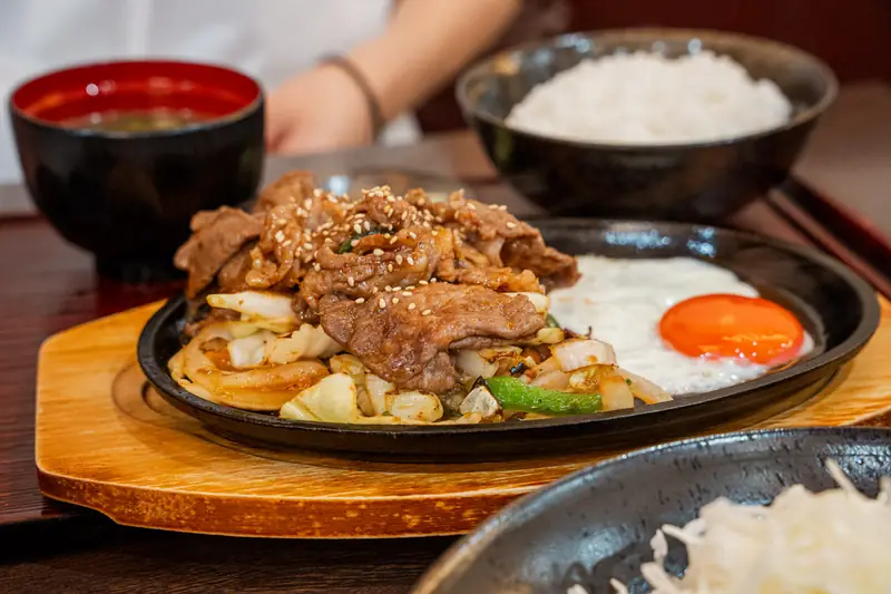 播州黒毛和牛の焼肉定食（1,650円・公式SNSによると今月末まで限定価格）｜鉄板で出てくる兵庫産和牛