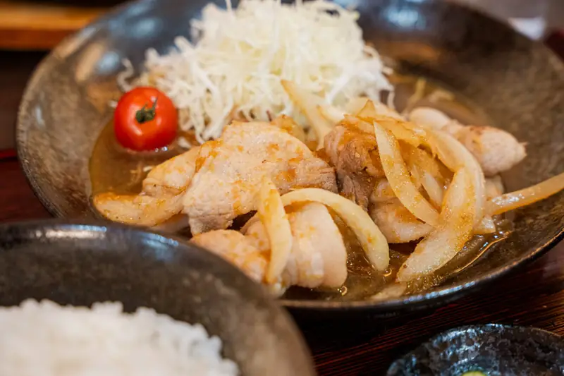 生姜焼き定食（税込1,100円）｜三角バラ肉を使った看板メニュー