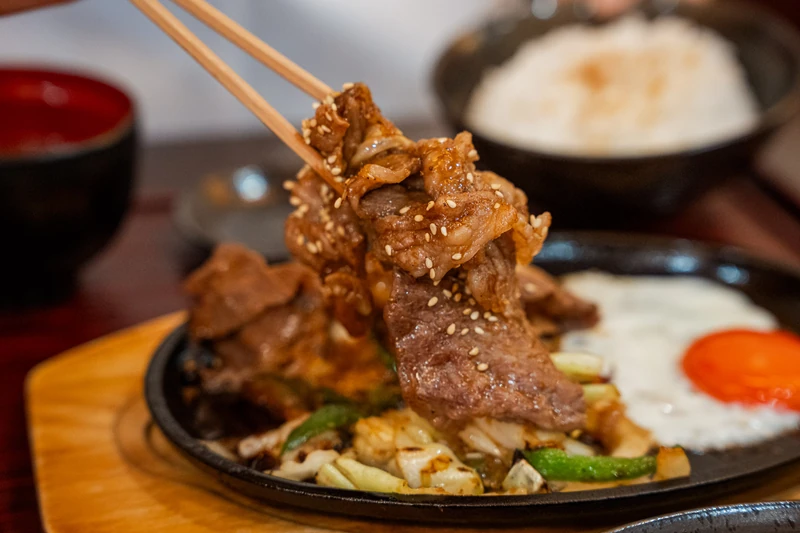 播州黒毛和牛の焼肉定食（1,650円・公式SNSによると今月末まで限定価格）｜鉄板で出てくる兵庫産和牛