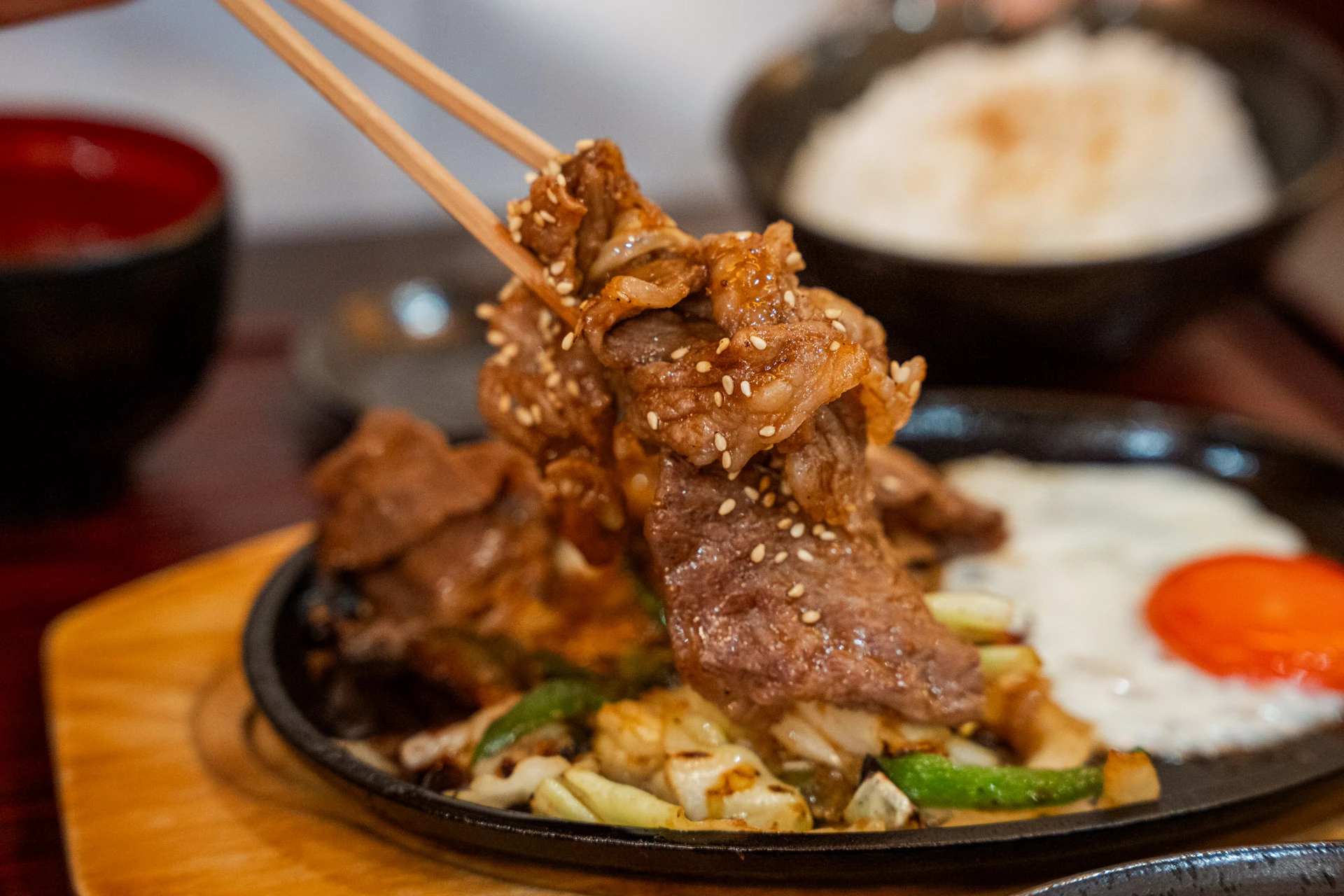 神戸から2店が初選出「食堂 百名店 2026」北野旭屋精肉店で生姜焼き定食と焼肉定食を実食