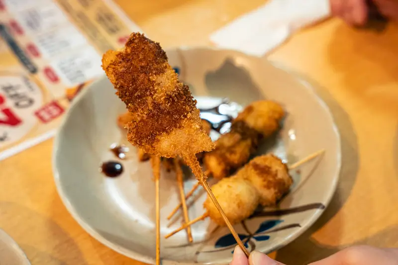 ソースをかけた串かつの寄り