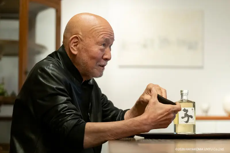Shiro Tsujimura finishing the bottle by hand