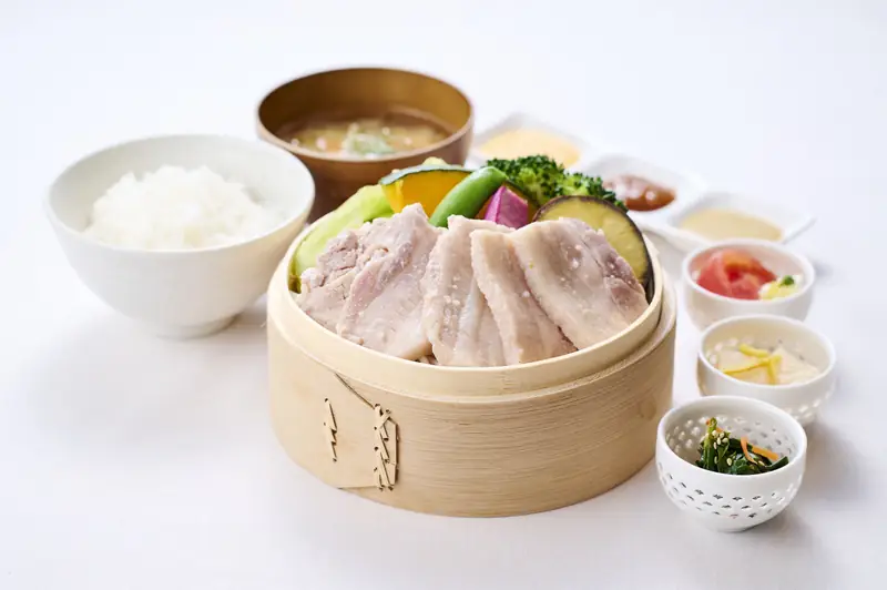せいろ蒸し定食（豚）。ご飯と味噌汁はおかわり自由