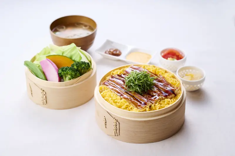 せいろ蒸しご飯定食（穴子）。錦糸卵の上に穴子が乗る
