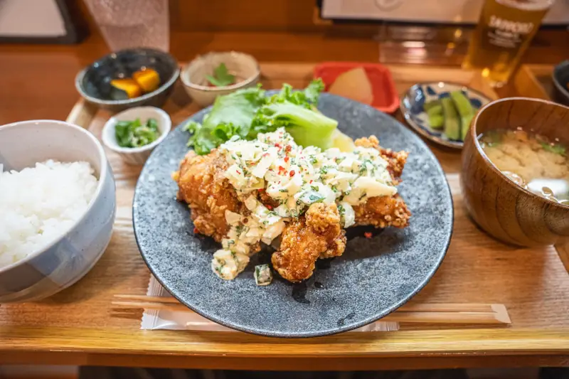 チキン南蛮定食。ご飯、味噌汁、小鉢と一緒に