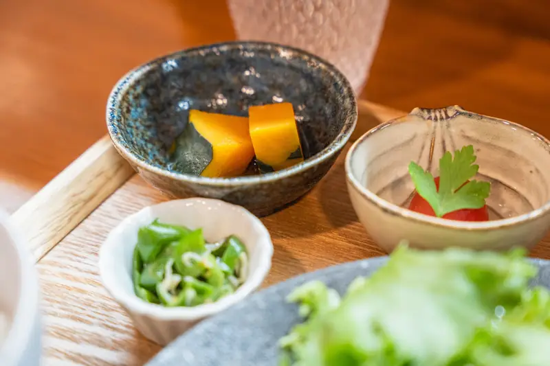 かぼちゃの煮物、ピーマンとじゃこ、トマトの小鉢