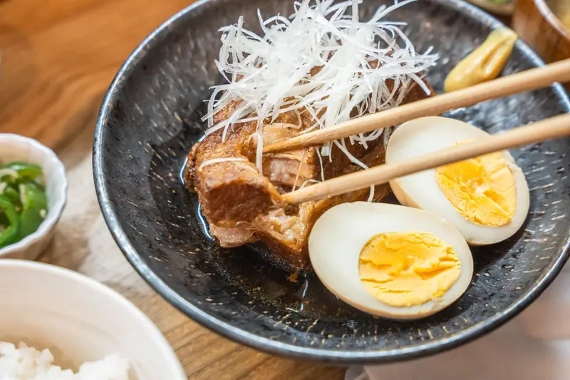 角煮定食の角煮。白髪ねぎと煮卵、からし添え