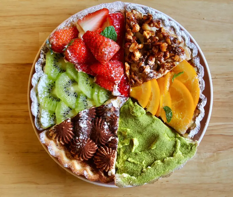 ショーケースに並ぶ6種のタルト