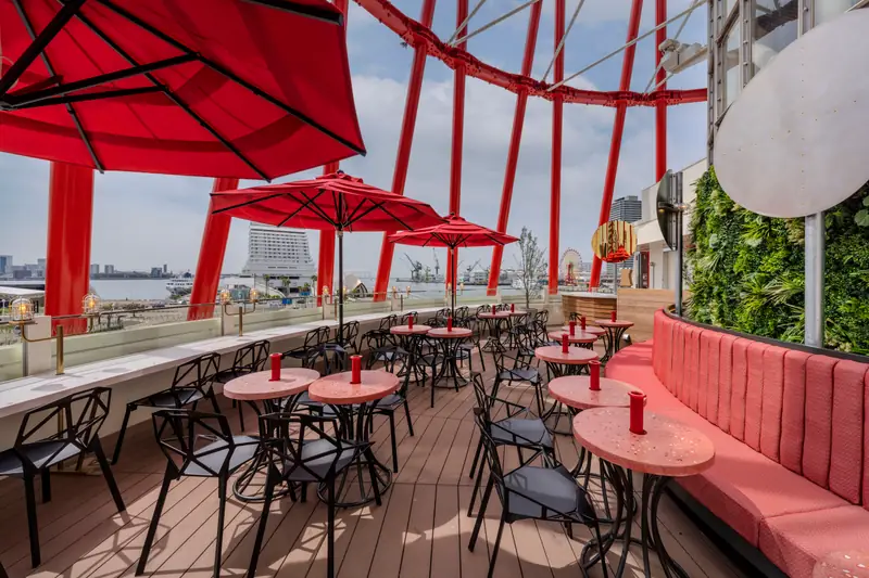 PORT TERRACEの4階テラス席から望む神戸港の景色