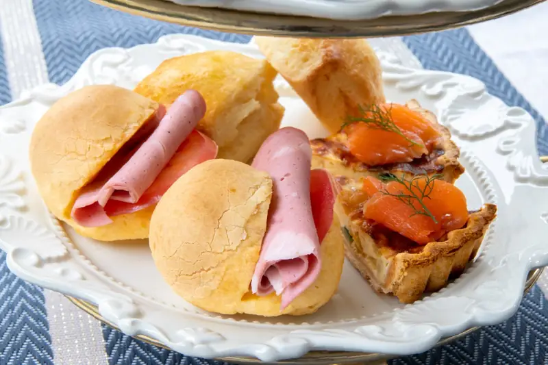 モルタデッラハムのポンデケージョとスモークサーモンのキッシュが並んだ下段