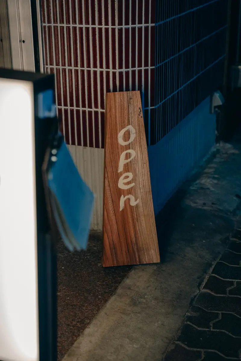 店頭に立てられた木製の「open」看板