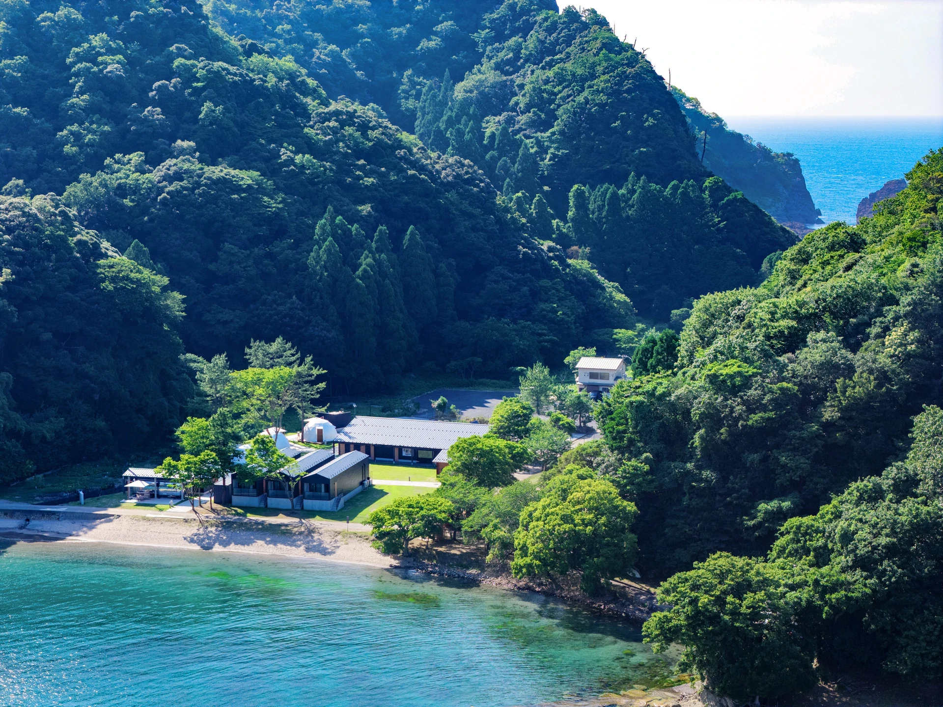 香住の海辺に「The Sanaton」開業。露天風呂ヴィラやエアストリームなど全8棟、秋は香住ガニ