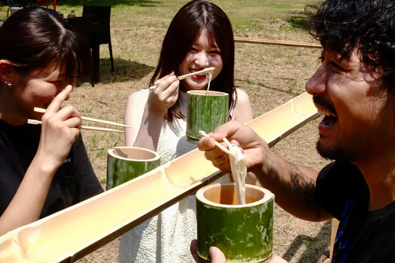 巨大流しそうめんスライダーのそうめんを取る様子
