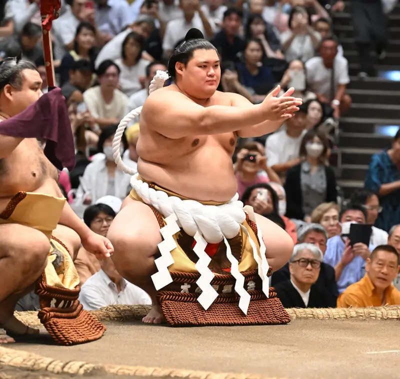 大相撲力士の土俵入りの様子